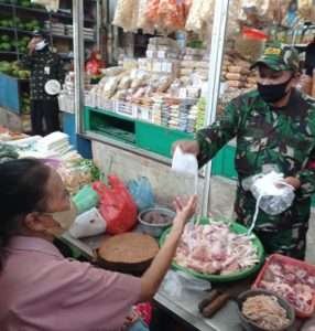 Babinsa, Staf Pasar dan Satpam Beri Himbuan Prokes dan Pembagian Masker di Pasar Tradisional