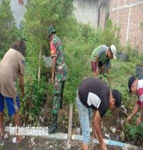 Babinsa Pengkok Jadi Pelopor Kebersihan Diwilayah Binaan