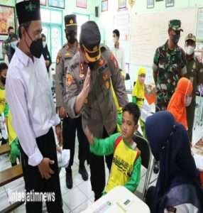 Kapolres Gresik Diajak Tos Anak MI Usai Vaksinasi Covid-19