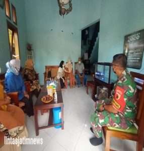 Ketua Persit KCK Cabang XX Dim 0806 Jenguk Istri Prajurit Yang Sakit