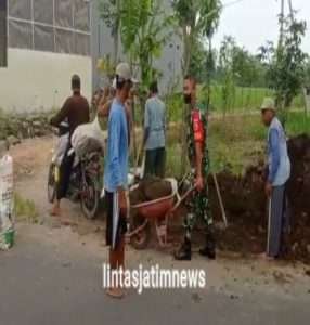 Dengan Giat Binter, Babinsa Posramil Gerih  Bersama Masyarakat Kerja Bakti Perbaikan Jalan Ke Persawahan.