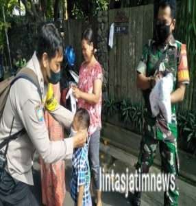 Wujudkan Masyarakat Yang Sehat, Babinsa Purwosari Bagikan Masker Gratis Kepada Warga