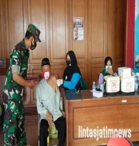 Guna Mempercepat Capaian Herd Immunity, Babinsa Dampingi Pelaksanaan Vaksin Booster Bagi Lansia