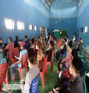 Babinsa Koramil 0806/03 Durenan Dampingi Dinas Kesehatan Laksanakan Vaksinasi Covid-19 Bagi Masyarakat Desa Kamulan