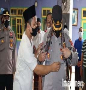 Kapolres Gresik Kaget, Tiba-tiba Dikalungi Sorban Saat Meninjau Vaksinasi Booster