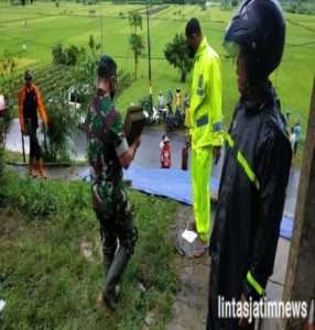 Bersama Warga, Babinsa Koramil 0801/01 Pacitan Bersihkan Material Longsor