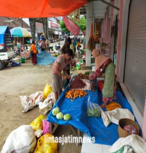 Mencegah Penyebaran Omicron, Babinsa Koramil 0801/05 Nawangan Berikan Himbauan Dipasar