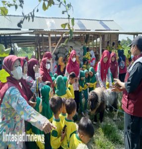 Kunjungi Kandang Pondok Rojokoyo, Murid dan Guru PAUD Percontohan Aisyiyah Solokuro Merasa Tereksplorasi