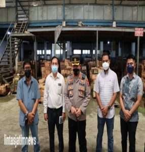 Kapolres Gresik Tinjau Gudang Distributor Minyak Goreng, Pastikan Stok Aman