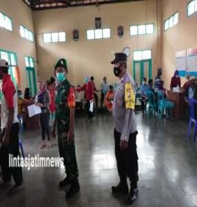 Lakukan Pengamanan Vaksinasi Dosis 2, Babinsa Koramil 0805/03 Geneng Himbau Warga Untuk Tetap Jaga Protkes