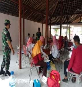 Dukung Percepatan Vaksin Babinsa Dampingi Warga Saat Vaksinasi Covid-19
