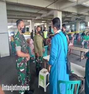 Dandim Solo Sidak Serbuan Vaksinasi Covid-19 Dosis Ke-3 di Mall Matahari Singosaren