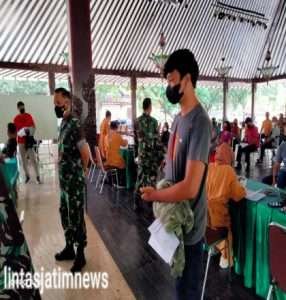 KEBUT  VAKSINASI BOOSTER, Dandim 0735/Surakarta Mengunjungi Pelaksanaan Vaksinasi di wilayah Koramil 04/Jebres