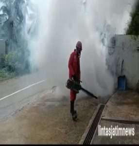 Cegah DBD, Babinsa Koramil 0801/05 Nawangan Laksanakan Fogging