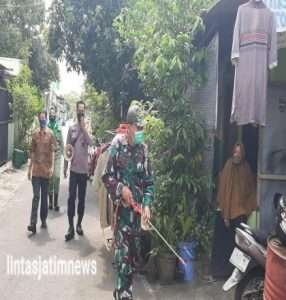 Cegah Penyebaran Omicron, Serma Puri Terjun Langsung Laksanakan Penyemprotan Disinfektan di Wilayah Binaan