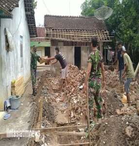 Babinsa Koramil 0805/11  Widodaren Bergotong Royong Laksanakan Kerja Bakti Bangun Rumah Warga Binaannya