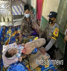 Peduli Penderita Gizi Buruk, Polsek Besuk Berikan Bantuan