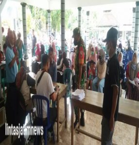 Babinsa Koramil 0801/08 Tulakan Dampingi Bantuan Sosial Tunai