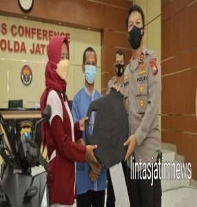Kapolda Jawa Timur Kembalikan Motor Milik Wanita Ojol Korban Curanmor