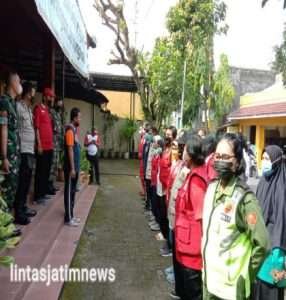 Waspadai Omicron Babinsa Gandekan Bersama PMI Lakukan Penyemprotan Disinfekten