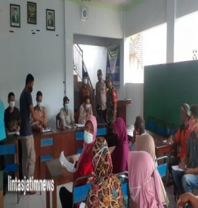 Babinsa Koramil 0806/12 Munjungan Kawal Pendistribusian BLT-DD di Desa Bendoroto