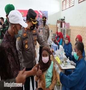 Kapolres Gresik Tinjau Vaksinasi Anak di SDN 70 Gresik