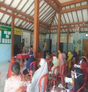 Babinsa Bantu Awasi Pendistribusian Bantuan Warga Trosobo