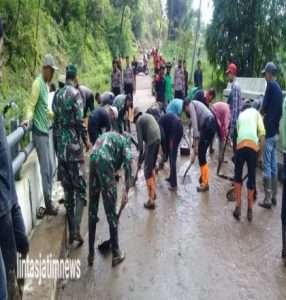 Koramil Cepogo Bersinergi Gotong Royong Bersihkan Jalan Akibat Lumpur