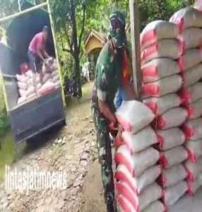 Babinsa Koramil 0801/04 Tegalombo Dampingi Penyaluran Bantuan Pangan Non Tunai