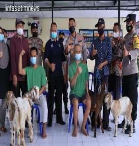 DINYATAKAN SEMBUH ODGJ DIBERI SEPASANG KAMBING OLEH KAPOLRES MADIUN