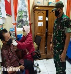 Sinergitas Anggota Koramil Dan Polsek Purwantoro Dampingi Vaksinasi Kepada Warga