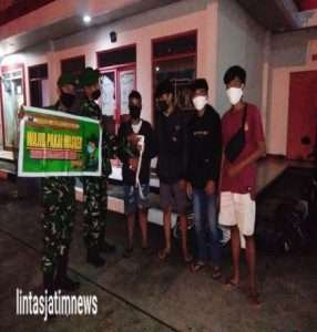 Anggota Koramil Terus Berikan Himbauan Pentingnya Protkes Kepada Warga Baik Siang Maupun Malam Hari