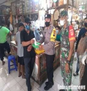 Kompak..!! Babinsa dan Bhabinkamtibmas Kelurahan Nusukan Bagikan Masker Dipasar Tradisional