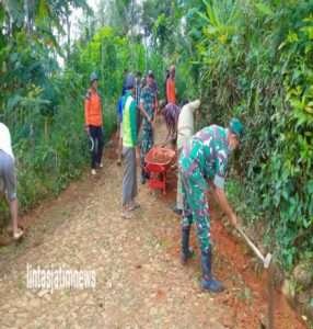 Antisipasi Banjir, Personel Koramil 0806/10 Pule Bersama Warga Kerja Bakti Bersihkan Selokan di Desa Tanggaran