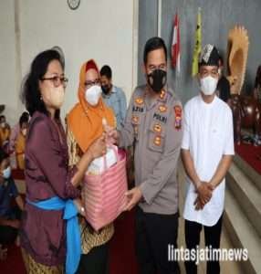 Kapolres Gresik Hadiri Pembagian Paket Sembako Dan Santunan Anak Yatim Dalam Rangka Perayaan Hari Raya Nyepi 1944 Saka