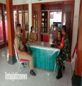 Bersama Bhabinkamtibmas Anggota Koramil 01/Ngawi Komsos Dengan Perangkat Desa