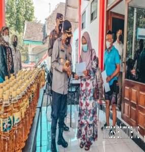 Lakukan Cara Unik, Polres Blitar Kota Ajak Warga Ikut Vaksin Berhadiah Minyak Goreng