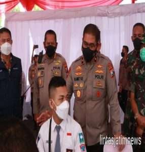 Wakapolda Jatim Cek Vaksinasi Serentak di Lamongan