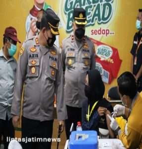 Kapolres Gresik Tinjau Vaksinasi Booster Pekerja di Perusahaan