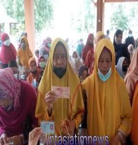 Pembagian sembako berupa uang di wilayah soko