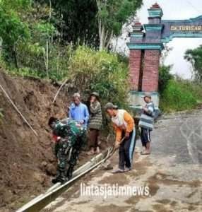 Babinsa Ikut Gotong Royong Pembenahan Jalan