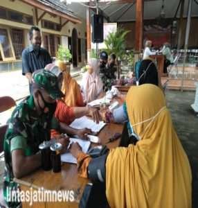 Guna Percepatan Vaksinasi, Anggota Koramil Membantu Tenaga Kesehatan Berikan Pelayanan Kepada Warga