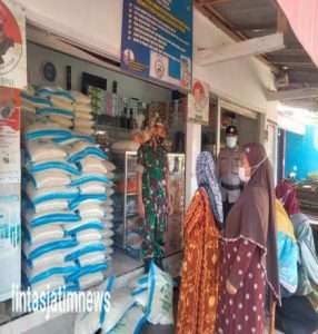 Pastikan Bantuan Tepat Sasaran, Babinsa Koramil 0806/09 Tugu Kawal Pendistribusian Bansos
