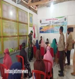 Sertu Suyatman Dampingi Vaksinasi Di Wilayah Binaannya