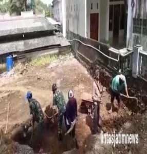 Babinsa Koramil 0801/10 Punung Bantu Warga Gotong-royong Bangun Masjid