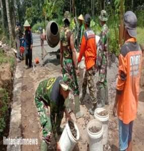 Koramil Selo Kompak Bersama Warga Laksanakan Pengecoran Jalan