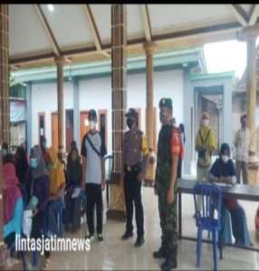 Pantau Pembagian BST, Anggota Koramil Karangjati Himbau Warga Tetap Patuhi Prokes