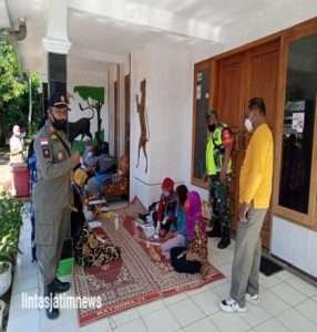 Babinsa Koramil 0806/09 Tugu Kawal Vaksinasi di Desa Gading