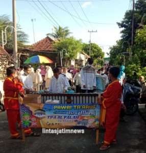 Pawai Ta’aruf Tapak Suci dan santri TPA Al Falah Tunggul dengan membagikan sembako ke warga kurang mampu