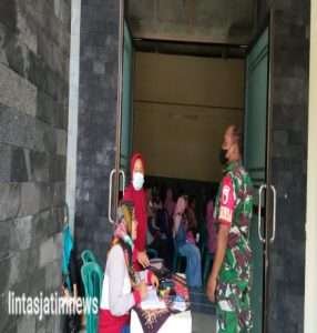 Wujud Peduli, Babinsa Koramil 0801/08 Tulakan Kawal Pembayaran Bantuan Sembakao Tunai